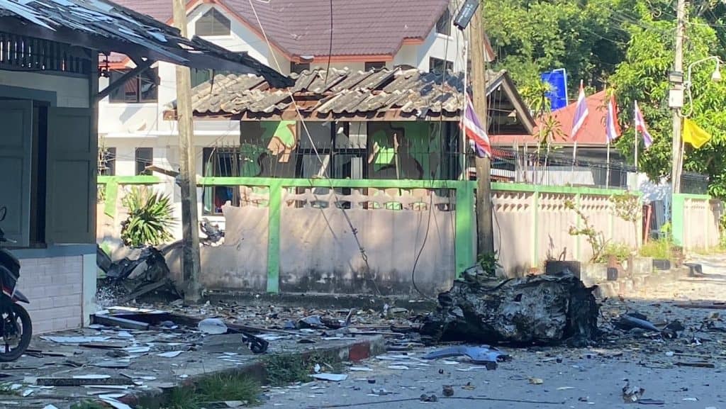 วงจรปิดจับภาพรถคาร์บอมบ์หน้าบ้านนายอำเภอตากใบเอาไว้ได้ เป็นของภรรยาทหารพรานถูกคนร้ายใช้ปืน เอ็ม.16 จี้ วงจรปิดจับภาพรถคาร์บอมบ์หน้าบ้านนายอำเภอตากใบเอาไว้ได้ เป็นของภรรยาทหารพรานถูกคนร้ายใช้ปืน เอ็ม.16 จี้