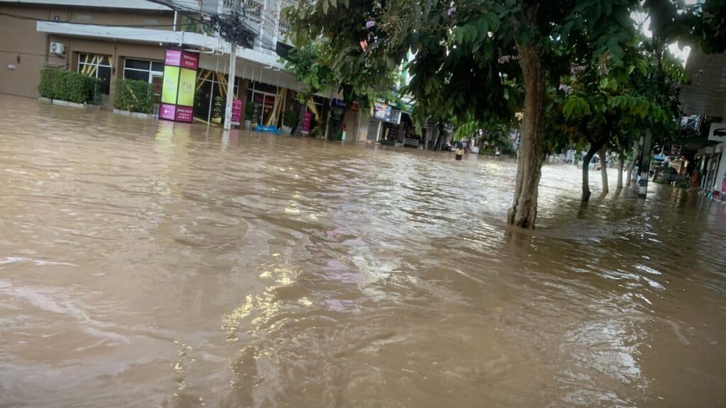 เมืองเชียงใหม่ยังจมน้ำ ชาวสารภีอ่วมหนัก-น้ำขึ้นอย่างรวดเร็ว เมืองเชียงใหม่ยังจมน้ำ ชาวสารภีอ่วมหนัก-น้ำขึ้นอย่างรวดเร็ว