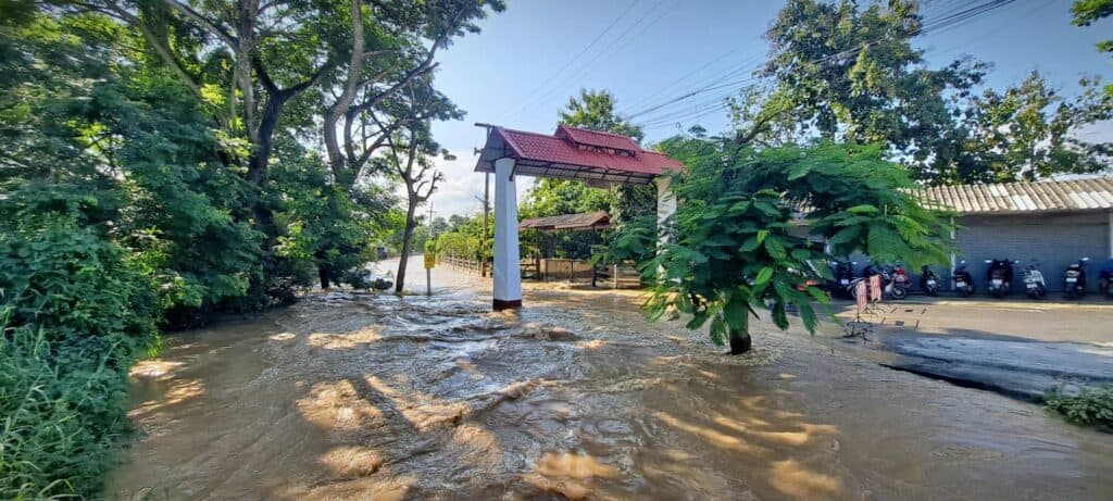 เมืองเชียงใหม่ยังจมน้ำ ชาวสารภีอ่วมหนัก-น้ำขึ้นอย่างรวดเร็ว เมืองเชียงใหม่ยังจมน้ำ ชาวสารภีอ่วมหนัก-น้ำขึ้นอย่างรวดเร็ว