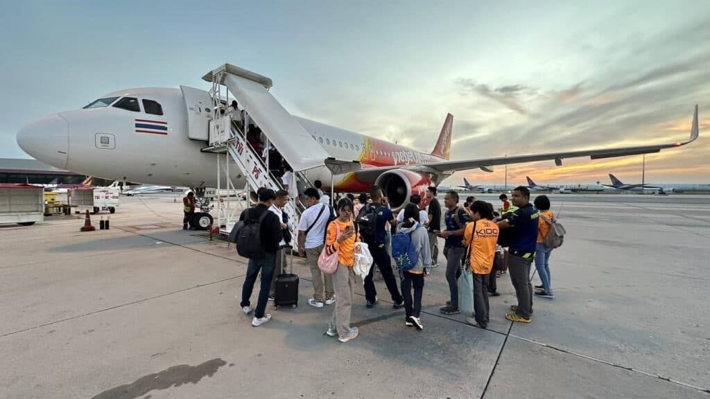 "วีระศักดิ์" ช่วยแม่สายขจัดโคลน ดีใจน้ำประปาไหลแล้ว "วีระศักดิ์" ช่วยแม่สายขจัดโคลน ดีใจน้ำประปาไหลแล้ว