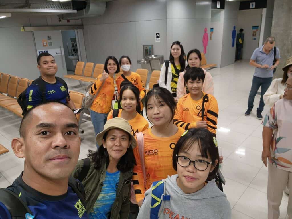 "วีระศักดิ์" ช่วยแม่สายขจัดโคลน ดีใจน้ำประปาไหลแล้ว "วีระศักดิ์" ช่วยแม่สายขจัดโคลน ดีใจน้ำประปาไหลแล้ว