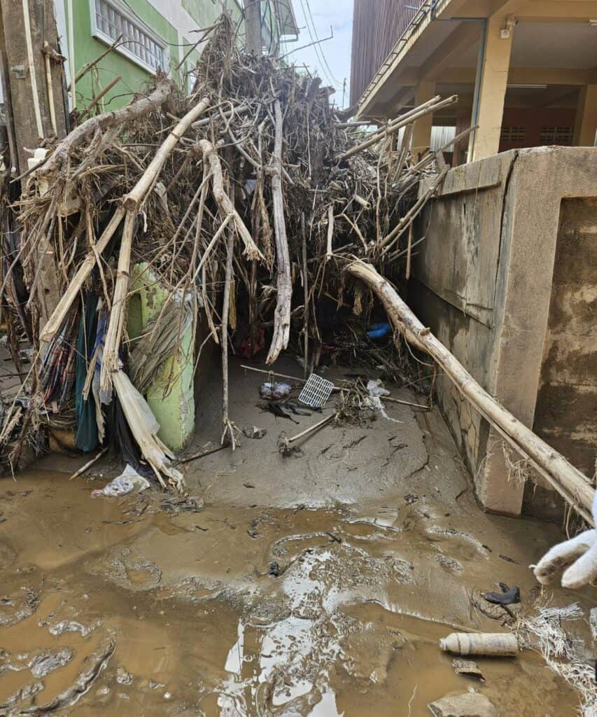"วีระศักดิ์" ช่วยแม่สายขจัดโคลน ดีใจน้ำประปาไหลแล้ว "วีระศักดิ์" ช่วยแม่สายขจัดโคลน ดีใจน้ำประปาไหลแล้ว