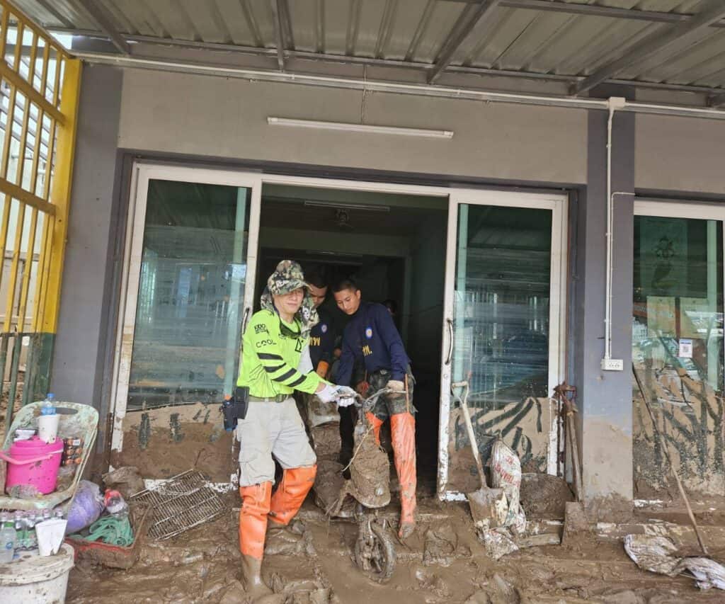 "วีระศักดิ์ โควสุรัตน์"พร้อมทีมงานมูนิธิอาสาเพื่อพึ่ง(ภาฯ)ยามยากเร่งกู้ชุมชนเกาะทราย แม่สายในกองโคลน "วีระศักดิ์ โควสุรัตน์"พร้อมทีมงานมูนิธิอาสาเพื่อพึ่ง(ภาฯ)ยามยากเร่งกู้ชุมชนเกาะทราย แม่สายในกองโคลน