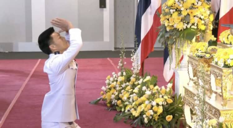 โปรดเกล้าฯ แต่งตั้ง ณัฐพงศ์ หัวหน้าพรรคประชาชนเป็นผู้นำฝ่ายค้านแล้ว เจ้าตัวยืนยันพร้อมเดินหน้าขับเคลื่อนกฎหมายทุกฉบับที่เป็นประโยชน์กับประชาชน พร้อมเดินหน้าตรวจสอบจริยธรรม สส. ให้เข้มข้นขึ้น รอวิปฯค้าน หารือ แนวทำงานกับ พปชร. โปรดเกล้าฯ แต่งตั้ง ณัฐพงศ์ หัวหน้าพรรคประชาชนเป็นผู้นำฝ่ายค้านแล้ว เจ้าตัวยืนยันพร้อมเดินหน้าขับเคลื่อนกฎหมายทุกฉบับที่เป็นประโยชน์กับประชาชน พร้อมเดินหน้าตรวจสอบจริยธรรม สส. ให้เข้มข้นขึ้น รอวิปฯค้าน หารือ แนวทำงานกับ พปชร.