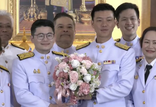 โปรดเกล้าฯ แต่งตั้ง ณัฐพงศ์ หัวหน้าพรรคประชาชนเป็นผู้นำฝ่ายค้านแล้ว เจ้าตัวยืนยันพร้อมเดินหน้าขับเคลื่อนกฎหมายทุกฉบับที่เป็นประโยชน์กับประชาชน พร้อมเดินหน้าตรวจสอบจริยธรรม สส. ให้เข้มข้นขึ้น รอวิปฯค้าน หารือ แนวทำงานกับ พปชร. โปรดเกล้าฯ แต่งตั้ง ณัฐพงศ์ หัวหน้าพรรคประชาชนเป็นผู้นำฝ่ายค้านแล้ว เจ้าตัวยืนยันพร้อมเดินหน้าขับเคลื่อนกฎหมายทุกฉบับที่เป็นประโยชน์กับประชาชน พร้อมเดินหน้าตรวจสอบจริยธรรม สส. ให้เข้มข้นขึ้น รอวิปฯค้าน หารือ แนวทำงานกับ พปชร.