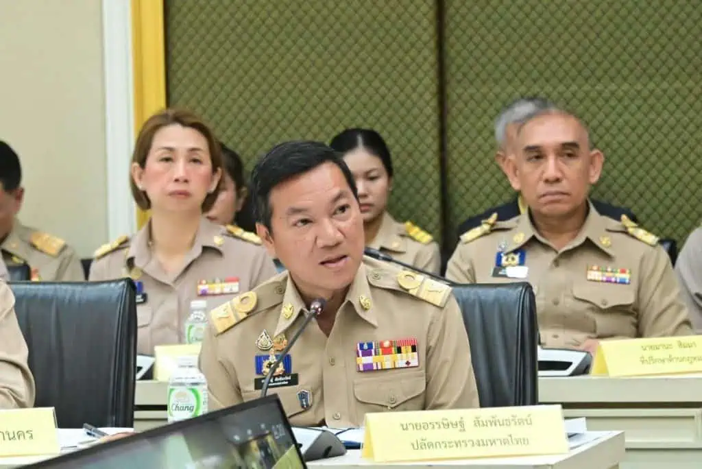 อนุทิน” นั่งหัวโต๊ะประชุมผู้บริหาร มท. นัดแรกปีงบ 68 รับปลัดใหม่ฝากความหวังพาข้าราชการสนองนโยบายรัฐบาล ย้ำประชาชนคือนายผู้ว่าฯไม่มีเกียร์ว่าง มุ่งไปข้างหน้าไม่เสียเวลามองอดีต 