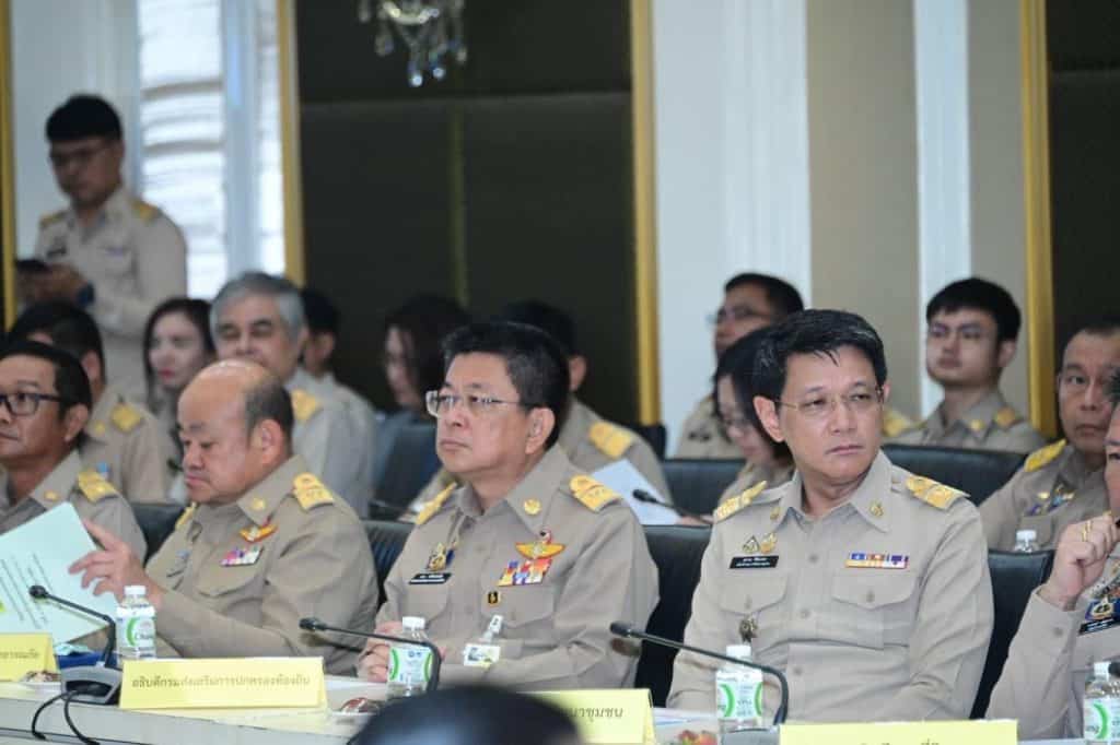 อนุทิน” นั่งหัวโต๊ะประชุมผู้บริหาร มท. นัดแรกปีงบ 68 รับปลัดใหม่ฝากความหวังพาข้าราชการสนองนโยบายรัฐบาล ย้ำประชาชนคือนายผู้ว่าฯไม่มีเกียร์ว่าง มุ่งไปข้างหน้าไม่เสียเวลามองอดีต อนุทิน” นั่งหัวโต๊ะประชุมผู้บริหาร มท. นัดแรกปีงบ 68 รับปลัดใหม่ฝากความหวังพาข้าราชการสนองนโยบายรัฐบาล ย้ำประชาชนคือนายผู้ว่าฯไม่มีเกียร์ว่าง มุ่งไปข้างหน้าไม่เสียเวลามองอดีต