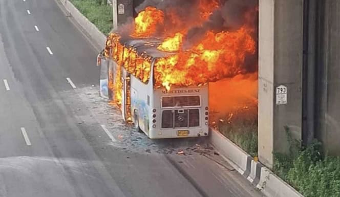 ด่วน! ไฟไหม้รถบัส พานักเรียนไปทัศนศึกษา มีผู้บาดเจ็บ-เสียชีวิตจำนวนมาก ด่วน! ไฟไหม้รถบัส พานักเรียนไปทัศนศึกษา มีผู้บาดเจ็บ-เสียชีวิตจำนวนมาก