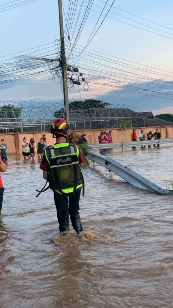 ‘ภูมิธรรม’ สั่งเหล่าทัพ ระดมกำลังช่วยเหลือผู้ประสบภัยเต็มที่ ย้ำศปช.สน. เฝ้าระวังติดตามสถานการณ์น้ำใกล้ชิด พร้อมเร่งดูแลบริบาลสัตว์ของมูลนิธิอนุรักษ์ช้างฯ ให้ปลอดภัย ‘ภูมิธรรม’ สั่งเหล่าทัพ ระดมกำลังช่วยเหลือผู้ประสบภัยเต็มที่ ย้ำศปช.สน. เฝ้าระวังติดตามสถานการณ์น้ำใกล้ชิด พร้อมเร่งดูแลบริบาลสัตว์ของมูลนิธิอนุรักษ์ช้างฯ ให้ปลอดภัย