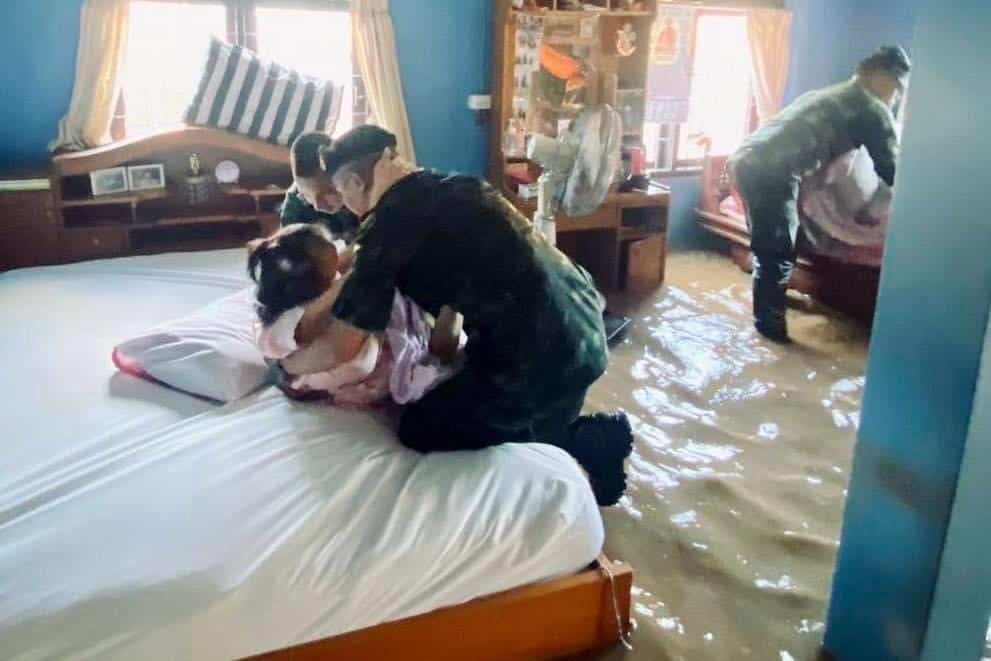 ‘ภูมิธรรม’ สั่งเหล่าทัพ ระดมกำลังช่วยเหลือผู้ประสบภัยเต็มที่ ย้ำศปช.สน. เฝ้าระวังติดตามสถานการณ์น้ำใกล้ชิด พร้อมเร่งดูแลบริบาลสัตว์ของมูลนิธิอนุรักษ์ช้างฯ ให้ปลอดภัย ‘ภูมิธรรม’ สั่งเหล่าทัพ ระดมกำลังช่วยเหลือผู้ประสบภัยเต็มที่ ย้ำศปช.สน. เฝ้าระวังติดตามสถานการณ์น้ำใกล้ชิด พร้อมเร่งดูแลบริบาลสัตว์ของมูลนิธิอนุรักษ์ช้างฯ ให้ปลอดภัย