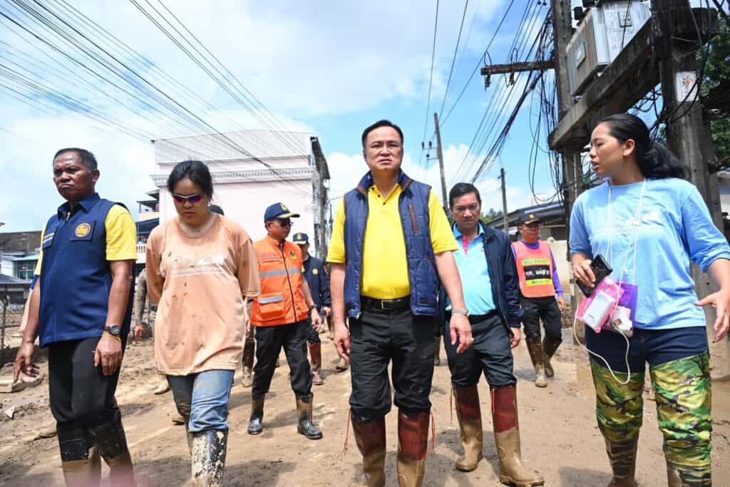 ‘อนุทิน’ ติดตามการฟื้นฟู หลังน้ำท่วม จ.เชียงราย มั่นใจตุลาคมเคลียร์พื้นที่แม่สายจบ พร้อมหนุนช่วยเหลือค่าล้างโคลน ครัวเรือนละ 1 หมื่นบาท ‘อนุทิน’ ติดตามการฟื้นฟู หลังน้ำท่วม จ.เชียงราย มั่นใจตุลาคมเคลียร์พื้นที่แม่สายจบ พร้อมหนุนช่วยเหลือค่าล้างโคลน ครัวเรือนละ 1 หมื่นบาท