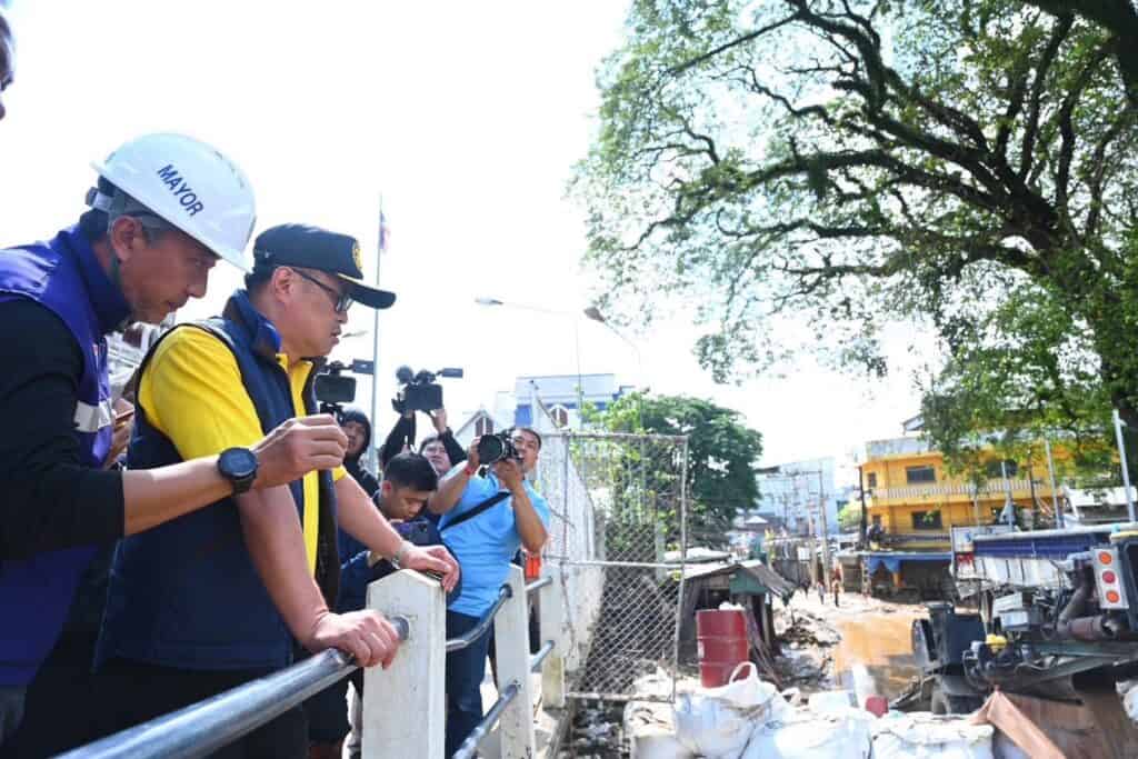 ‘อนุทิน’ ติดตามการฟื้นฟู หลังน้ำท่วม จ.เชียงราย มั่นใจตุลาคมเคลียร์พื้นที่แม่สายจบ พร้อมหนุนช่วยเหลือค่าล้างโคลน ครัวเรือนละ 1 หมื่นบาท ‘อนุทิน’ ติดตามการฟื้นฟู หลังน้ำท่วม จ.เชียงราย มั่นใจตุลาคมเคลียร์พื้นที่แม่สายจบ พร้อมหนุนช่วยเหลือค่าล้างโคลน ครัวเรือนละ 1 หมื่นบาท