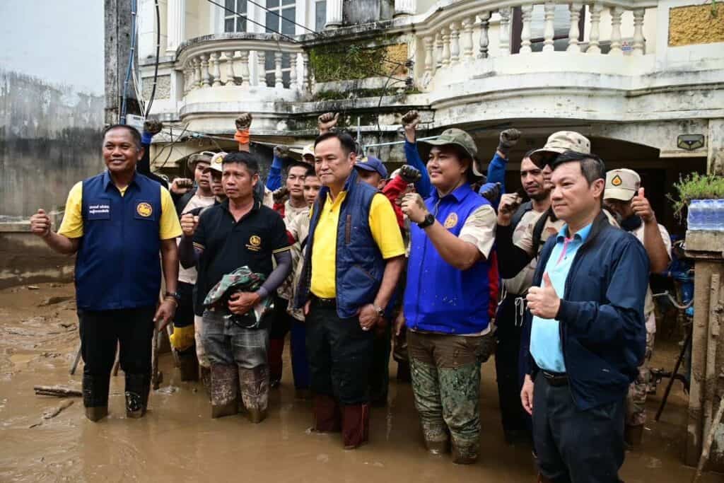 ‘อนุทิน’ ติดตามการฟื้นฟู หลังน้ำท่วม จ.เชียงราย มั่นใจตุลาคมเคลียร์พื้นที่แม่สายจบ พร้อมหนุนช่วยเหลือค่าล้างโคลน ครัวเรือนละ 1 หมื่นบาท ‘อนุทิน’ ติดตามการฟื้นฟู หลังน้ำท่วม จ.เชียงราย มั่นใจตุลาคมเคลียร์พื้นที่แม่สายจบ พร้อมหนุนช่วยเหลือค่าล้างโคลน ครัวเรือนละ 1 หมื่นบาท