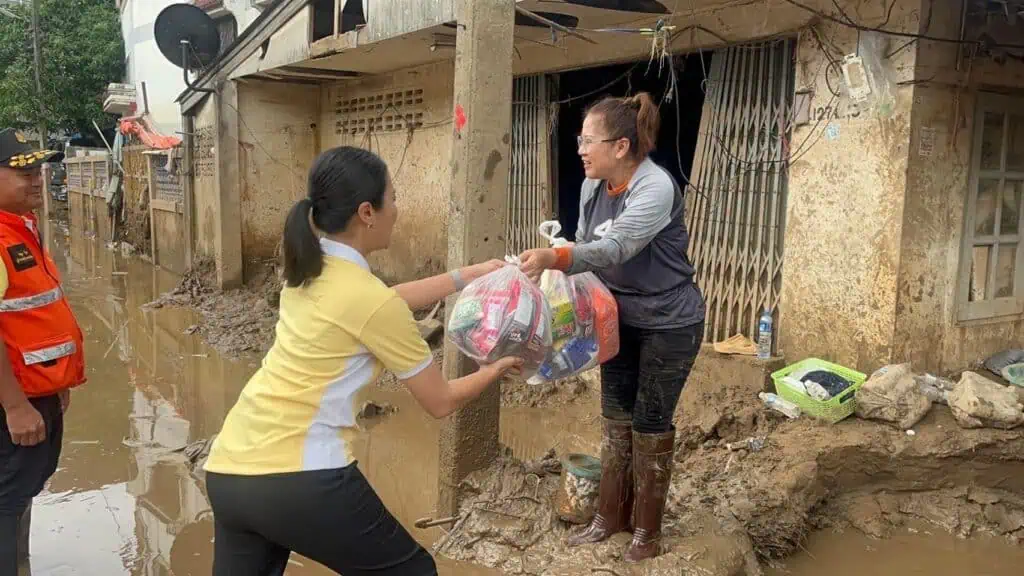 ภูมิธรรม' ยัน เร่งช่วยเหลือเต็มกำลัง วอนเข้าใจคนหน้างาน วิจารณ์ได้แต่อยากให้คิดมุมบวกบ้าง รับ ปรับวงเงินเยียวยา 9,000 ไม่ทันใจ เหตุติดหลักเกณฑ์กฎหมาย จ่อหารือ ครม.-กฤษฎีกา