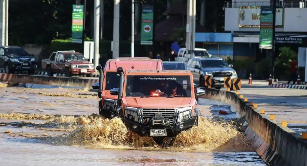 FLOOD: ‘อนุทิน‘ ลงพื้นที่เชียงใหม่ นั่งเรือท้องแบนแจกถุงยังชีพ ถอนหายใจเครียดเจอชาวบ้านยิ้มให้ตะโกนบอกสู้ ๆ เล็งสังคายนาระบบป้องกันน้ำท่วมใหม่ หลังน้ำปิงเพิ่มสูงเป็นประวัติการณ์