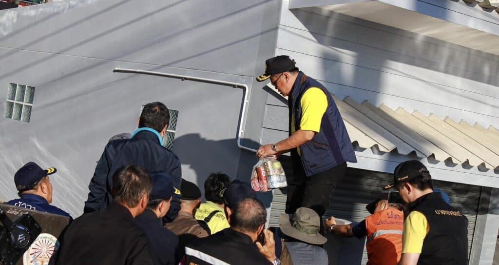 FLOOD: ‘อนุทิน‘ ลงพื้นที่เชียงใหม่ นั่งเรือท้องแบนแจกถุงยังชีพ ถอนหายใจเครียดเจอชาวบ้านยิ้มให้ตะโกนบอกสู้ ๆ เล็งสังคายนาระบบป้องกันน้ำท่วมใหม่ หลังน้ำปิงเพิ่มสูงเป็นประวัติการณ์ FLOOD: ‘อนุทิน‘ ลงพื้นที่เชียงใหม่ นั่งเรือท้องแบนแจกถุงยังชีพ ถอนหายใจเครียดเจอชาวบ้านยิ้มให้ตะโกนบอกสู้ ๆ เล็งสังคายนาระบบป้องกันน้ำท่วมใหม่ หลังน้ำปิงเพิ่มสูงเป็นประวัติการณ์