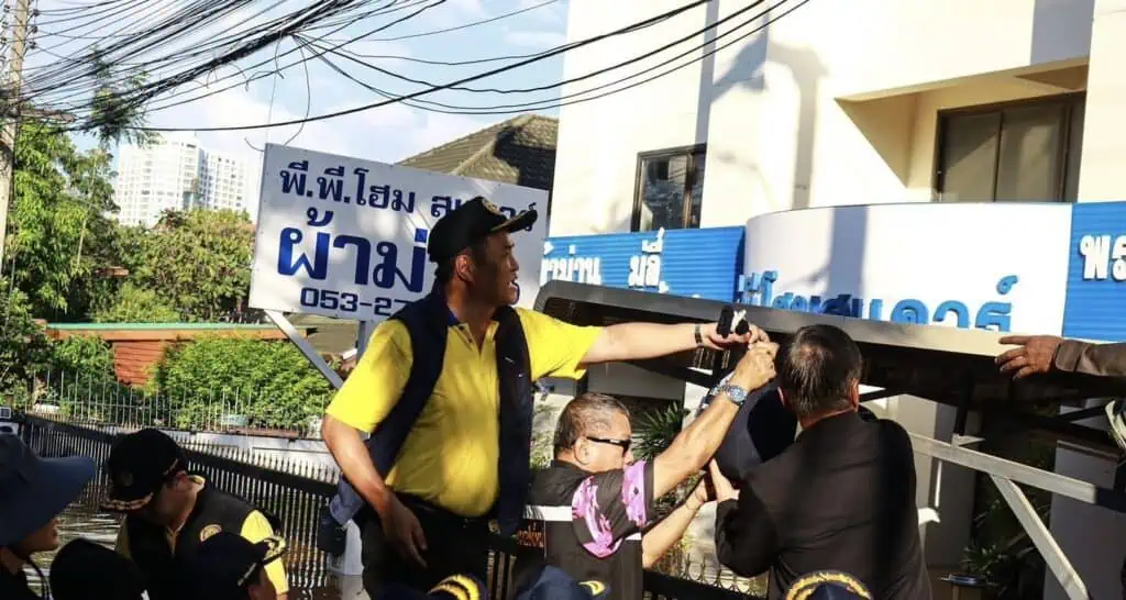 FLOOD: ‘อนุทิน‘ ลงพื้นที่เชียงใหม่ นั่งเรือท้องแบนแจกถุงยังชีพ ถอนหายใจเครียดเจอชาวบ้านยิ้มให้ตะโกนบอกสู้ ๆ เล็งสังคายนาระบบป้องกันน้ำท่วมใหม่ หลังน้ำปิงเพิ่มสูงเป็นประวัติการณ์