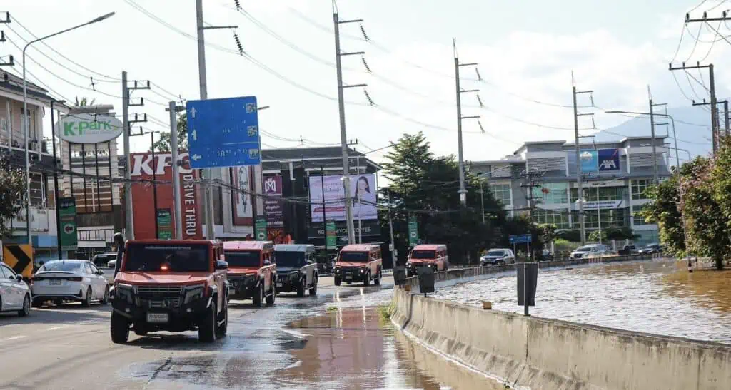 ภูมิธรรม' ยัน เร่งช่วยเหลือเต็มกำลัง วอนเข้าใจคนหน้างาน วิจารณ์ได้แต่อยากให้คิดมุมบวกบ้าง รับ ปรับวงเงินเยียวยา 9,000 ไม่ทันใจ เหตุติดหลักเกณฑ์กฎหมาย จ่อหารือ ครม.-กฤษฎีกา