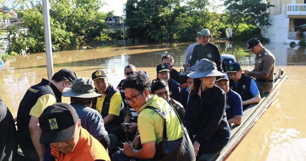FLOOD: ‘อนุทิน‘ ลงพื้นที่เชียงใหม่ นั่งเรือท้องแบนแจกถุงยังชีพ ถอนหายใจเครียดเจอชาวบ้านยิ้มให้ตะโกนบอกสู้ ๆ เล็งสังคายนาระบบป้องกันน้ำท่วมใหม่ หลังน้ำปิงเพิ่มสูงเป็นประวัติการณ์ FLOOD: ‘อนุทิน‘ ลงพื้นที่เชียงใหม่ นั่งเรือท้องแบนแจกถุงยังชีพ ถอนหายใจเครียดเจอชาวบ้านยิ้มให้ตะโกนบอกสู้ ๆ เล็งสังคายนาระบบป้องกันน้ำท่วมใหม่ หลังน้ำปิงเพิ่มสูงเป็นประวัติการณ์