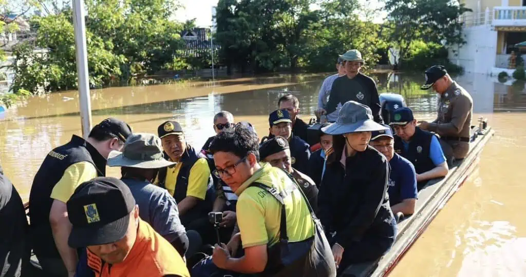 FLOOD: ‘อนุทิน‘ ลงพื้นที่เชียงใหม่ นั่งเรือท้องแบนแจกถุงยังชีพ ถอนหายใจเครียดเจอชาวบ้านยิ้มให้ตะโกนบอกสู้ ๆ เล็งสังคายนาระบบป้องกันน้ำท่วมใหม่ หลังน้ำปิงเพิ่มสูงเป็นประวัติการณ์