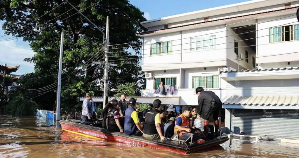 FLOOD: ‘อนุทิน‘ ลงพื้นที่เชียงใหม่ นั่งเรือท้องแบนแจกถุงยังชีพ ถอนหายใจเครียดเจอชาวบ้านยิ้มให้ตะโกนบอกสู้ ๆ เล็งสังคายนาระบบป้องกันน้ำท่วมใหม่ หลังน้ำปิงเพิ่มสูงเป็นประวัติการณ์