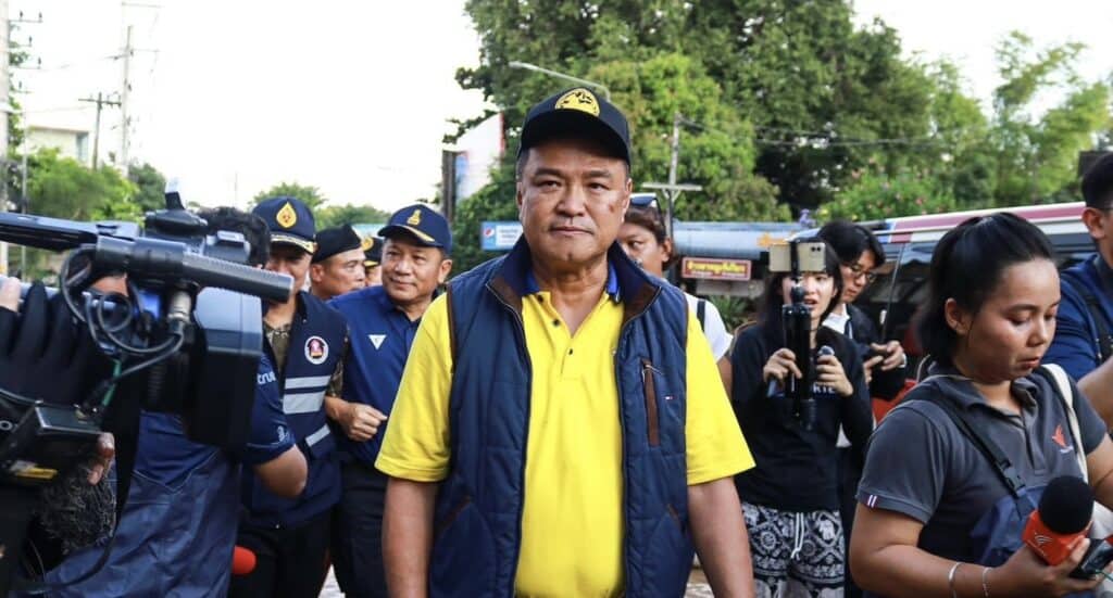 FLOOD: ‘อนุทิน‘ ลงพื้นที่เชียงใหม่ นั่งเรือท้องแบนแจกถุงยังชีพ ถอนหายใจเครียดเจอชาวบ้านยิ้มให้ตะโกนบอกสู้ ๆ เล็งสังคายนาระบบป้องกันน้ำท่วมใหม่ หลังน้ำปิงเพิ่มสูงเป็นประวัติการณ์ FLOOD: ‘อนุทิน‘ ลงพื้นที่เชียงใหม่ นั่งเรือท้องแบนแจกถุงยังชีพ ถอนหายใจเครียดเจอชาวบ้านยิ้มให้ตะโกนบอกสู้ ๆ เล็งสังคายนาระบบป้องกันน้ำท่วมใหม่ หลังน้ำปิงเพิ่มสูงเป็นประวัติการณ์