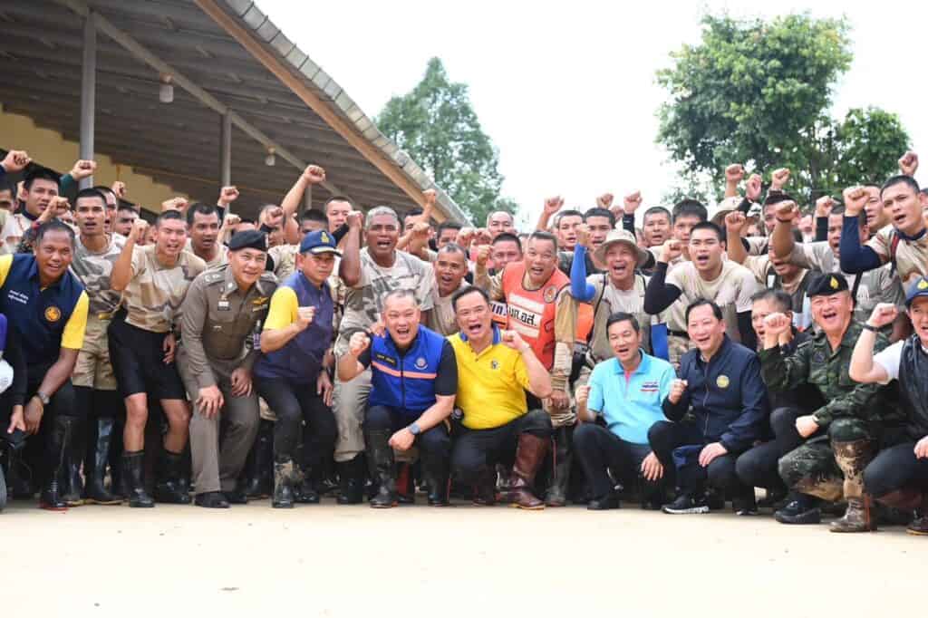 "อนุทิน" รุดให้กำลังใจกำลังพล อส. ที่ปฎิบัติภารกิจช่วยเหลือผู้ประสบภัยน้ำท่วมแม่สาย ย้ำพร้อมดูแลความเป็นอยู่ อาหาร เครื่องใช้สมกับความทุ่มเทของกำลังพลทุกนาย "อนุทิน" รุดให้กำลังใจกำลังพล อส. ที่ปฎิบัติภารกิจช่วยเหลือผู้ประสบภัยน้ำท่วมแม่สาย ย้ำพร้อมดูแลความเป็นอยู่ อาหาร เครื่องใช้สมกับความทุ่มเทของกำลังพลทุกนาย