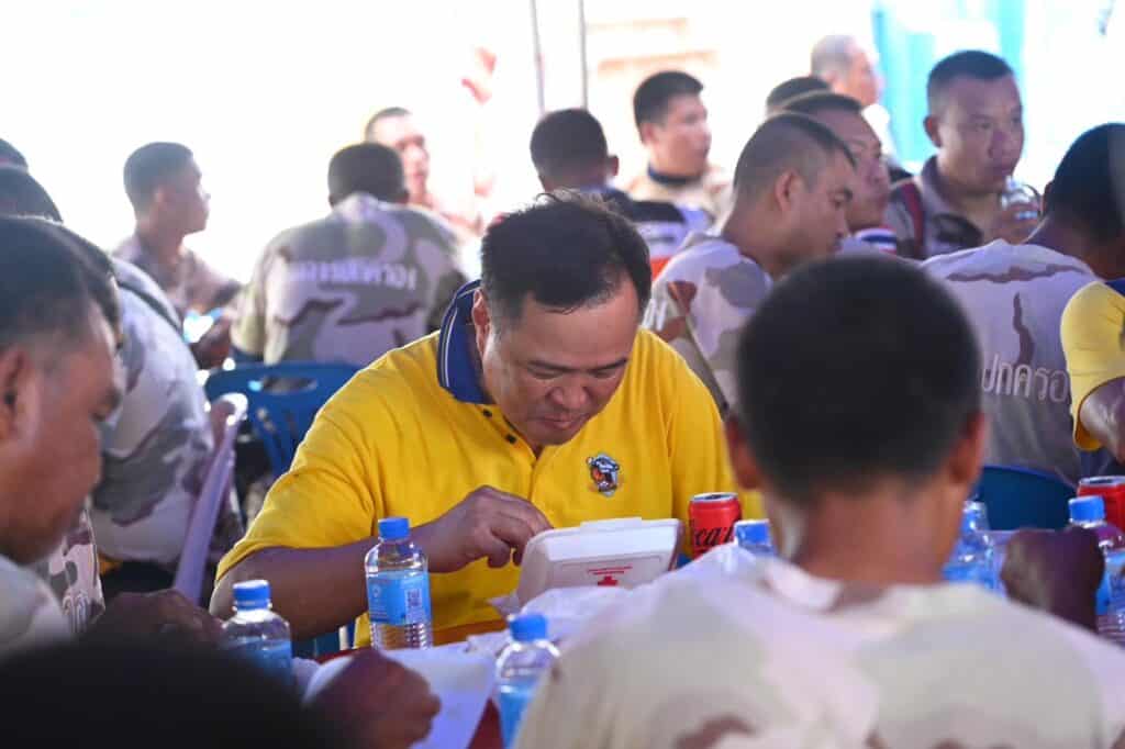 "อนุทิน" รุดให้กำลังใจกำลังพล อส. ที่ปฎิบัติภารกิจช่วยเหลือผู้ประสบภัยน้ำท่วมแม่สาย ย้ำพร้อมดูแลความเป็นอยู่ อาหาร เครื่องใช้สมกับความทุ่มเทของกำลังพลทุกนาย "อนุทิน" รุดให้กำลังใจกำลังพล อส. ที่ปฎิบัติภารกิจช่วยเหลือผู้ประสบภัยน้ำท่วมแม่สาย ย้ำพร้อมดูแลความเป็นอยู่ อาหาร เครื่องใช้สมกับความทุ่มเทของกำลังพลทุกนาย