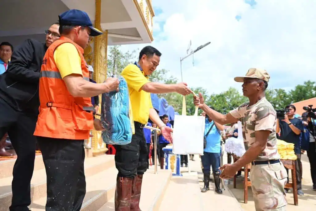 "อนุทิน" รุดให้กำลังใจกำลังพล อส. ที่ปฎิบัติภารกิจช่วยเหลือผู้ประสบภัยน้ำท่วมแม่สาย ย้ำพร้อมดูแลความเป็นอยู่ อาหาร เครื่องใช้สมกับความทุ่มเทของกำลังพลทุกนาย 