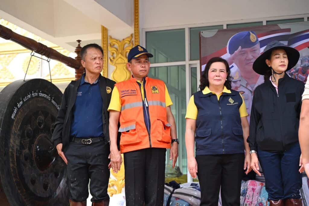 "อนุทิน" รุดให้กำลังใจกำลังพล อส. ที่ปฎิบัติภารกิจช่วยเหลือผู้ประสบภัยน้ำท่วมแม่สาย ย้ำพร้อมดูแลความเป็นอยู่ อาหาร เครื่องใช้สมกับความทุ่มเทของกำลังพลทุกนาย "อนุทิน" รุดให้กำลังใจกำลังพล อส. ที่ปฎิบัติภารกิจช่วยเหลือผู้ประสบภัยน้ำท่วมแม่สาย ย้ำพร้อมดูแลความเป็นอยู่ อาหาร เครื่องใช้สมกับความทุ่มเทของกำลังพลทุกนาย