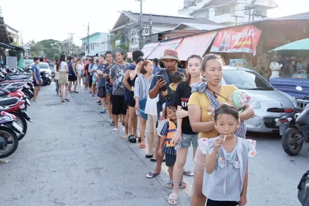 ภูมิธรรม' ยัน เร่งช่วยเหลือเต็มกำลัง วอนเข้าใจคนหน้างาน วิจารณ์ได้แต่อยากให้คิดมุมบวกบ้าง รับ ปรับวงเงินเยียวยา 9,000 ไม่ทันใจ เหตุติดหลักเกณฑ์กฎหมาย จ่อหารือ ครม.-กฤษฎีกา