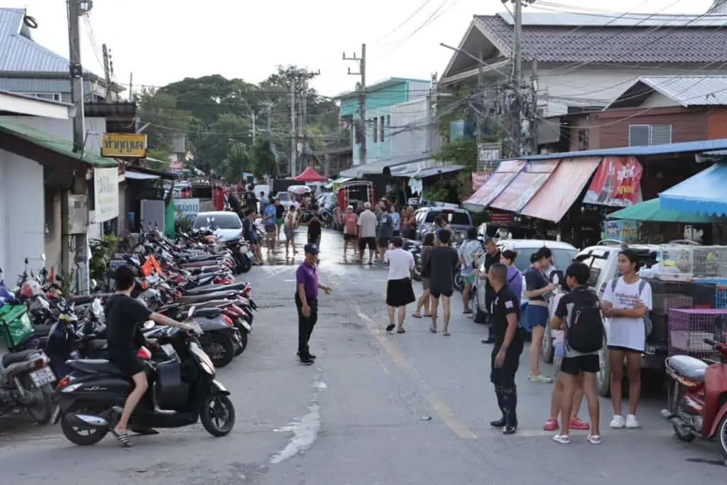 ภูมิธรรม' ยัน เร่งช่วยเหลือเต็มกำลัง วอนเข้าใจคนหน้างาน วิจารณ์ได้แต่อยากให้คิดมุมบวกบ้าง รับ ปรับวงเงินเยียวยา 9,000 ไม่ทันใจ เหตุติดหลักเกณฑ์กฎหมาย จ่อหารือ ครม.-กฤษฎีกา