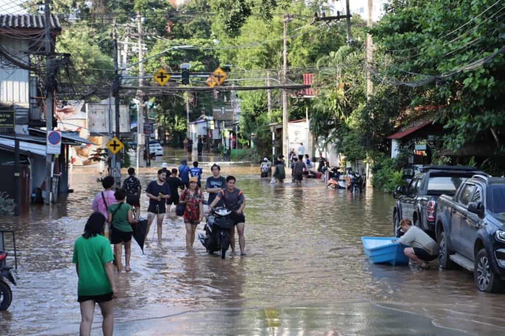 ภูมิธรรม' ยัน เร่งช่วยเหลือเต็มกำลัง วอนเข้าใจคนหน้างาน วิจารณ์ได้แต่อยากให้คิดมุมบวกบ้าง รับ ปรับวงเงินเยียวยา 9,000 ไม่ทันใจ เหตุติดหลักเกณฑ์กฎหมาย จ่อหารือ ครม.-กฤษฎีกา