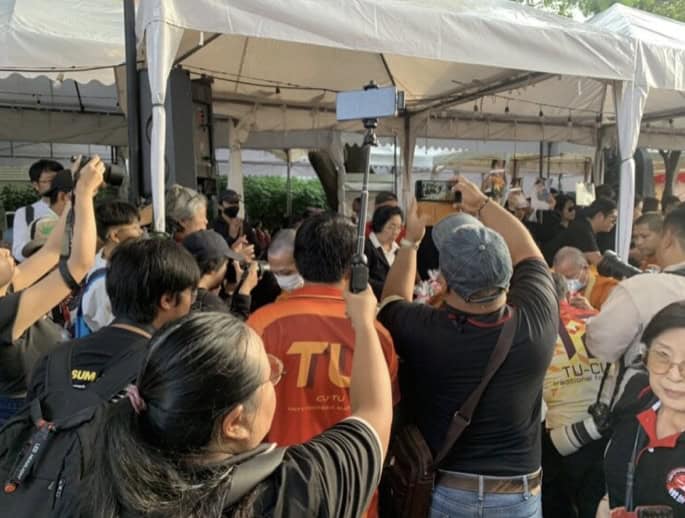 ประชาชนหลั่งไหลรำลึก 48 ปี 6 ตุลา พวงมาลาอาลัยแน่นมธ. นักกิจกรรมพรรคการเมืองร่วมงานหลายคน ประชาชนหลั่งไหลรำลึก 48 ปี 6 ตุลา พวงมาลาอาลัยแน่นมธ. นักกิจกรรมพรรคการเมืองร่วมงานหลายคน