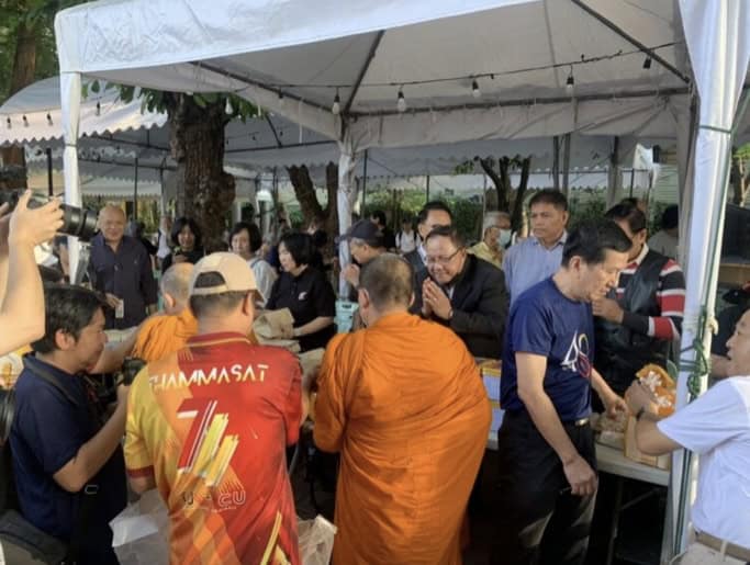 ประชาชนหลั่งไหลรำลึก 48 ปี 6 ตุลา พวงมาลาอาลัยแน่นมธ. นักกิจกรรมพรรคการเมืองร่วมงานหลายคน ประชาชนหลั่งไหลรำลึก 48 ปี 6 ตุลา พวงมาลาอาลัยแน่นมธ. นักกิจกรรมพรรคการเมืองร่วมงานหลายคน