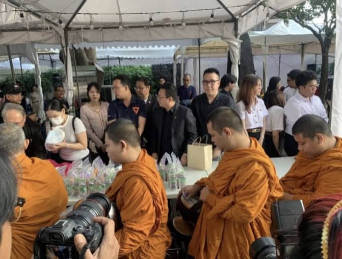 ประชาชนหลั่งไหลรำลึก 48 ปี 6 ตุลา พวงมาลาอาลัยแน่นมธ. นักกิจกรรมพรรคการเมืองร่วมงานหลายคน ประชาชนหลั่งไหลรำลึก 48 ปี 6 ตุลา พวงมาลาอาลัยแน่นมธ. นักกิจกรรมพรรคการเมืองร่วมงานหลายคน