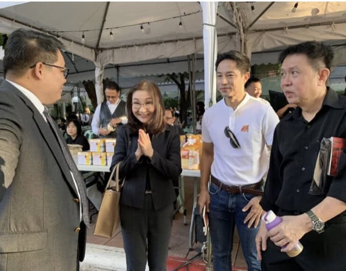 ประชาชนหลั่งไหลรำลึก 48 ปี 6 ตุลา พวงมาลาอาลัยแน่นมธ. นักกิจกรรมพรรคการเมืองร่วมงานหลายคน ประชาชนหลั่งไหลรำลึก 48 ปี 6 ตุลา พวงมาลาอาลัยแน่นมธ. นักกิจกรรมพรรคการเมืองร่วมงานหลายคน