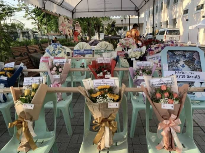 ประชาชนหลั่งไหลรำลึก 48 ปี 6 ตุลา พวงมาลาอาลัยแน่นมธ. นักกิจกรรมพรรคการเมืองร่วมงานหลายคน ประชาชนหลั่งไหลรำลึก 48 ปี 6 ตุลา พวงมาลาอาลัยแน่นมธ. นักกิจกรรมพรรคการเมืองร่วมงานหลายคน