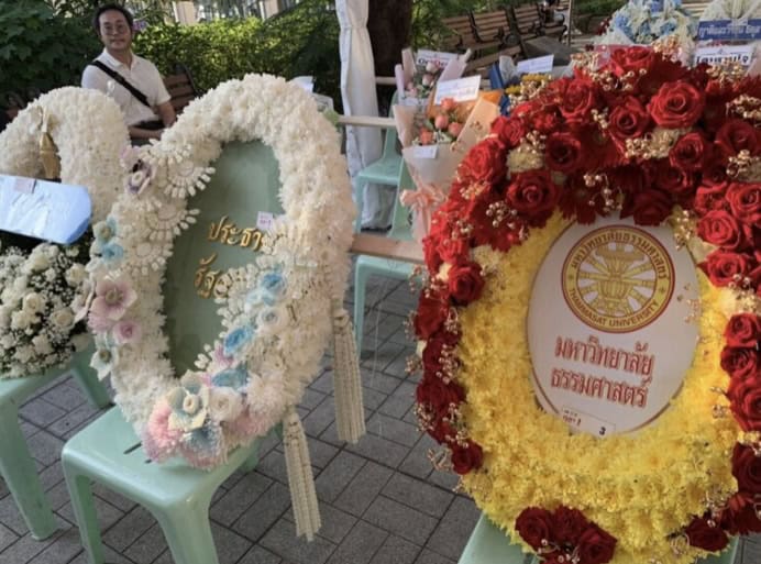 ประชาชนหลั่งไหลรำลึก 48 ปี 6 ตุลา พวงมาลาอาลัยแน่นมธ. นักกิจกรรมพรรคการเมืองร่วมงานหลายคน ประชาชนหลั่งไหลรำลึก 48 ปี 6 ตุลา พวงมาลาอาลัยแน่นมธ. นักกิจกรรมพรรคการเมืองร่วมงานหลายคน