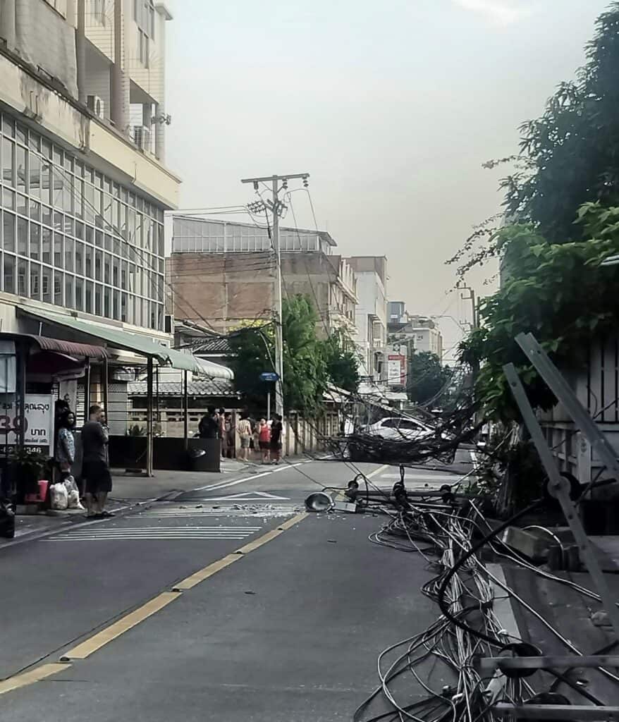 หนุ่มซิ่งเก๋ง พุ่งชนเสาไฟ หักรวม 11 ต้น ค้นในรถเจอปืน-ยาเสพติด หนุ่มซิ่งเก๋ง พุ่งชนเสาไฟ หักรวม 11 ต้น ค้นในรถเจอปืน-ยาเสพติด