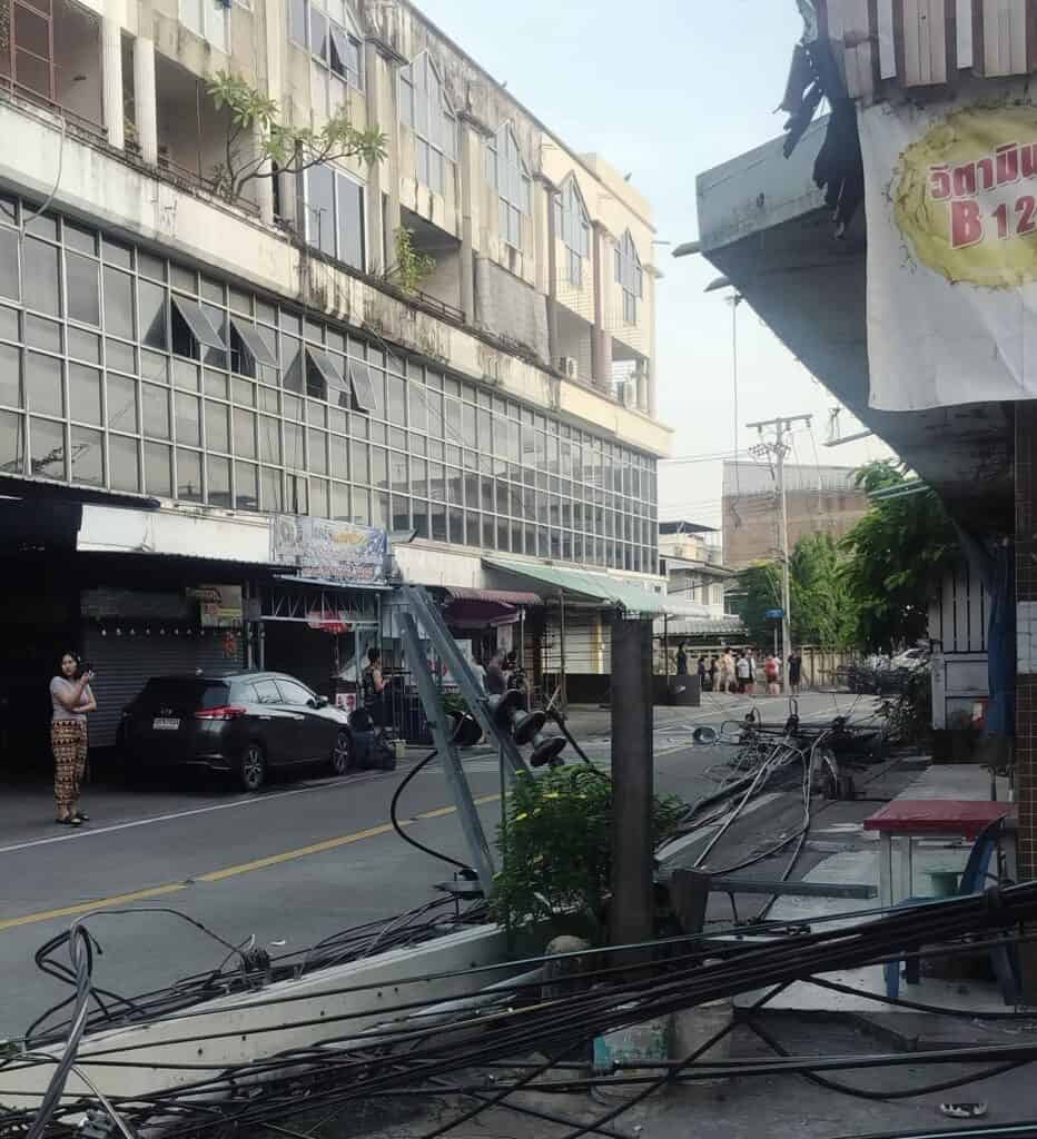 หนุ่มซิ่งเก๋ง พุ่งชนเสาไฟ หักรวม 11 ต้น ค้นในรถเจอปืน-ยาเสพติด หนุ่มซิ่งเก๋ง พุ่งชนเสาไฟ หักรวม 11 ต้น ค้นในรถเจอปืน-ยาเสพติด