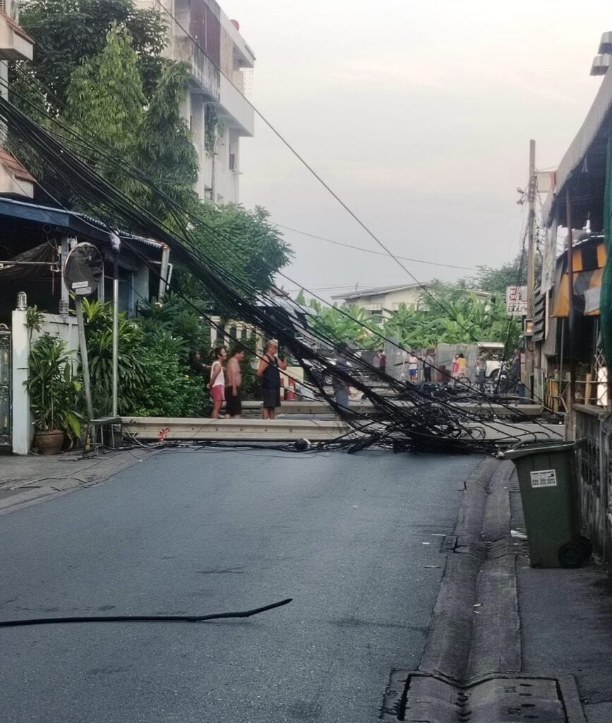 หนุ่มซิ่งเก๋ง พุ่งชนเสาไฟ หักรวม 11 ต้น ค้นในรถเจอปืน-ยาเสพติด หนุ่มซิ่งเก๋ง พุ่งชนเสาไฟ หักรวม 11 ต้น ค้นในรถเจอปืน-ยาเสพติด