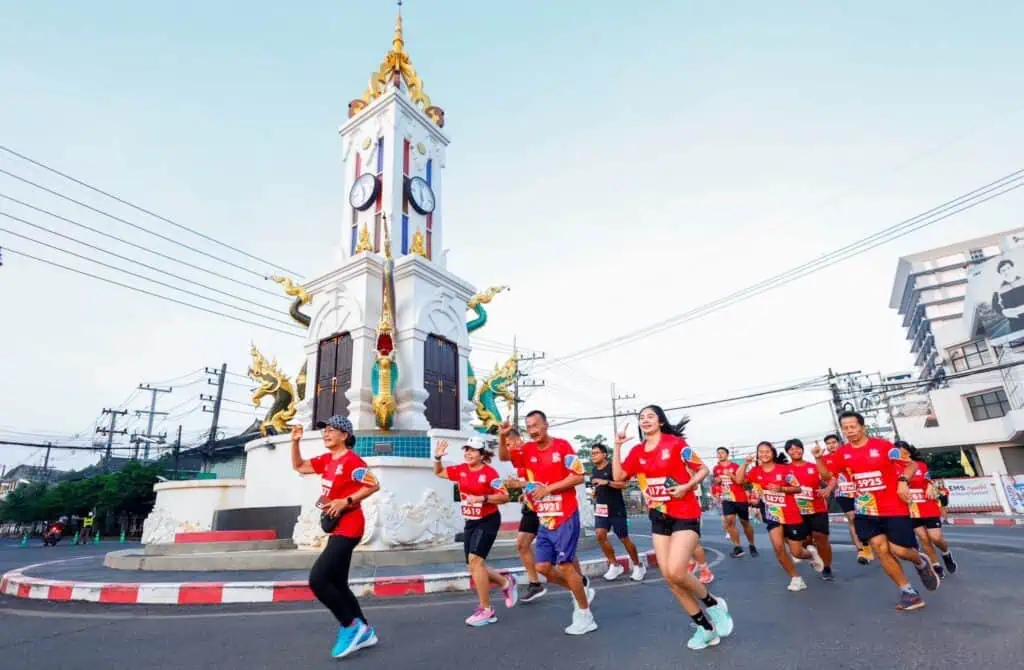 ประสบความสำเร็จล้นหลาม! The ICONiC Run Fest 2024 สนาม 4 มุกดาหาร นักวิ่งเต็มพิกัด 2 พันคน สุดปลื้ม ได้สัมผัสบรรยากาศเมืองอัญมณีลุ่มน้ำโขง กระตุ้นเศรษฐกิจคึกคัก ก่อนส่งไม้ต่อให้นครศรีธรรมราช เป็นเจ้าภาพสนาม 5 ในวันที่ 26-27 ต.ค.นี้