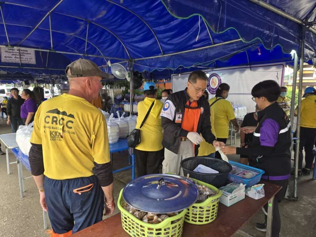 ภูมิธรรม' ยัน เร่งช่วยเหลือเต็มกำลัง วอนเข้าใจคนหน้างาน วิจารณ์ได้แต่อยากให้คิดมุมบวกบ้าง รับ ปรับวงเงินเยียวยา 9,000 ไม่ทันใจ เหตุติดหลักเกณฑ์กฎหมาย จ่อหารือ ครม.-กฤษฎีกา ภูมิธรรม' ยัน เร่งช่วยเหลือเต็มกำลัง วอนเข้าใจคนหน้างาน วิจารณ์ได้แต่อยากให้คิดมุมบวกบ้าง รับ ปรับวงเงินเยียวยา 9,000 ไม่ทันใจ เหตุติดหลักเกณฑ์กฎหมาย จ่อหารือ ครม.-กฤษฎีกา