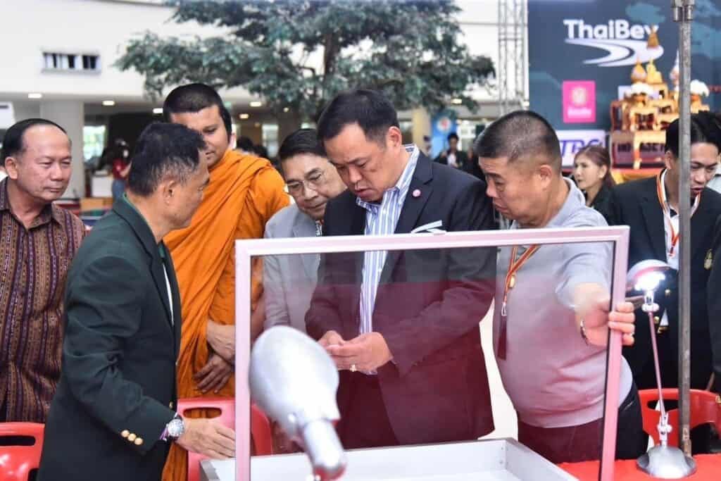 "อนุทิน" เปิดมหกรรมการประกวดการอนุรักษ์พระบูชา พระเครื่อง โดยสถาบันพระปกเกล้า ชื่นชมกิจกรรมได้ส่งเสริมภาคพลเมืองพร้อมอนุรักษ์พุทธศิลป์ไทย เป็นที่ยึดเหนี่ยวจิตใจให้ทำดี "อนุทิน" เปิดมหกรรมการประกวดการอนุรักษ์พระบูชา พระเครื่อง โดยสถาบันพระปกเกล้า ชื่นชมกิจกรรมได้ส่งเสริมภาคพลเมืองพร้อมอนุรักษ์พุทธศิลป์ไทย เป็นที่ยึดเหนี่ยวจิตใจให้ทำดี