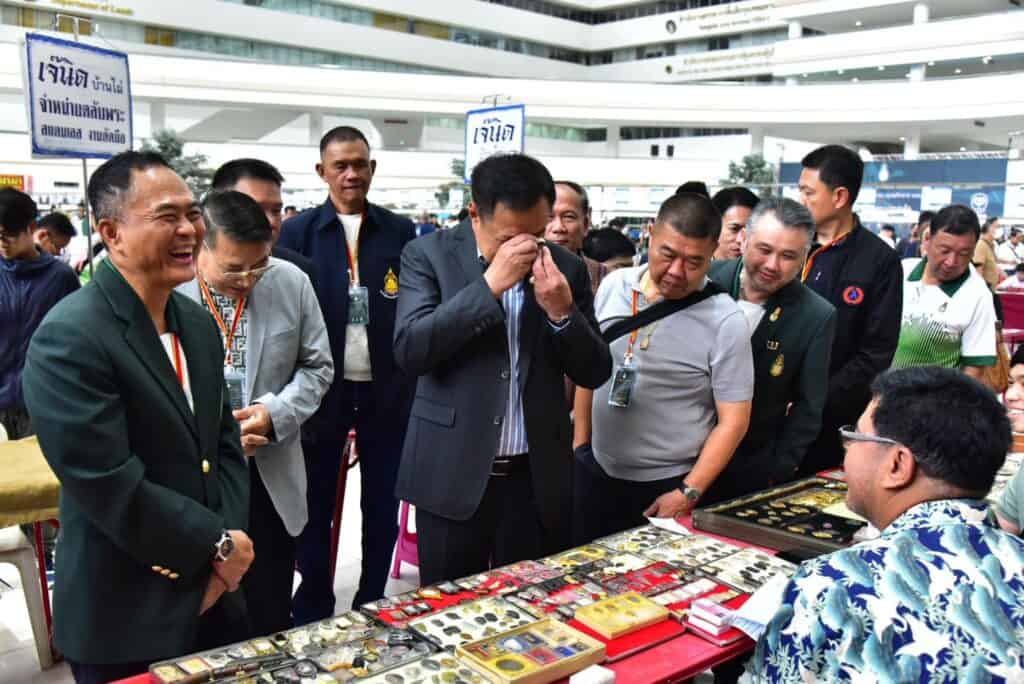 "อนุทิน" เปิดมหกรรมการประกวดการอนุรักษ์พระบูชา พระเครื่อง โดยสถาบันพระปกเกล้า ชื่นชมกิจกรรมได้ส่งเสริมภาคพลเมืองพร้อมอนุรักษ์พุทธศิลป์ไทย เป็นที่ยึดเหนี่ยวจิตใจให้ทำดี "อนุทิน" เปิดมหกรรมการประกวดการอนุรักษ์พระบูชา พระเครื่อง โดยสถาบันพระปกเกล้า ชื่นชมกิจกรรมได้ส่งเสริมภาคพลเมืองพร้อมอนุรักษ์พุทธศิลป์ไทย เป็นที่ยึดเหนี่ยวจิตใจให้ทำดี