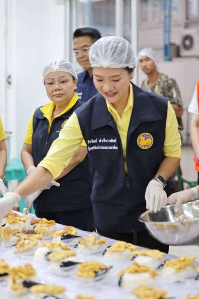 รัฐมนตรีช่วยว่าการกระทรวงมหาดไทย ให้กำลังใจสมาคมแม่บ้านมหาดไทย ณ โรงครัว วิทยาลัยอาชีวศึกษา จ.เชียงราย รัฐมนตรีช่วยว่าการกระทรวงมหาดไทย ให้กำลังใจสมาคมแม่บ้านมหาดไทย ณ โรงครัว วิทยาลัยอาชีวศึกษา จ.เชียงราย