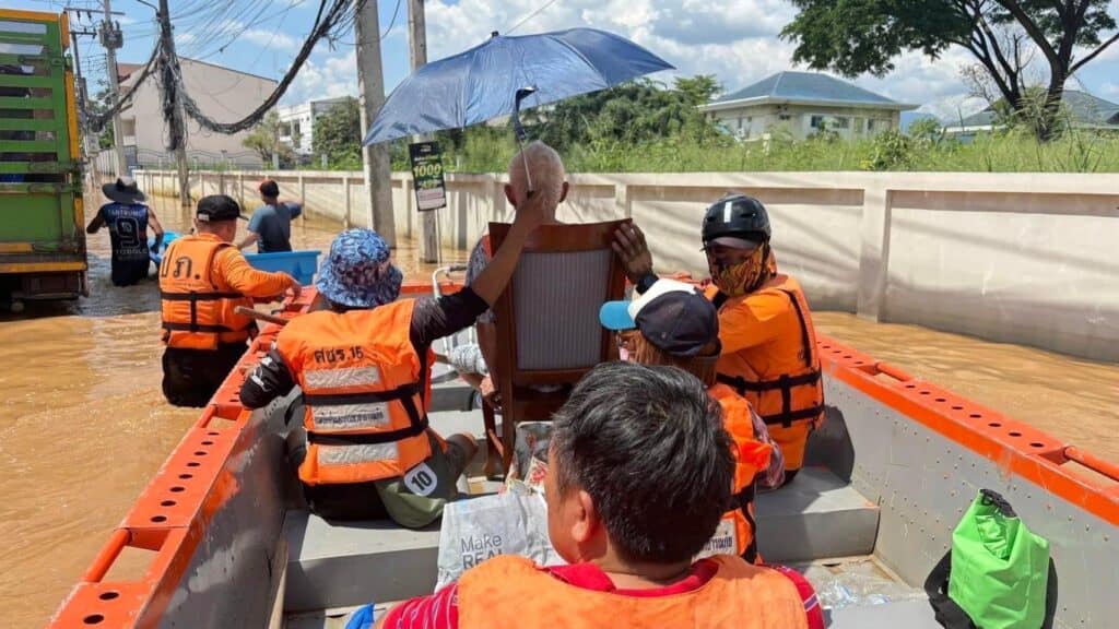 ปภ. ที่เชียงใหม่นำเรือท้องแบนเข้ารับผู้ป่วยสูงอายุ - ส่งเสบียง ลำเลียงส่งสิ่งของในเขตเมือง ปภ. ที่เชียงใหม่นำเรือท้องแบนเข้ารับผู้ป่วยสูงอายุ - ส่งเสบียง ลำเลียงส่งสิ่งของในเขตเมือง