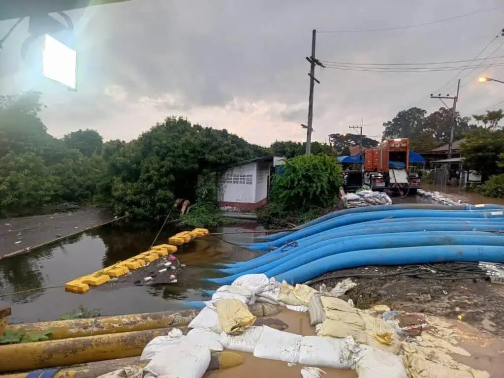 ปภ. ที่เชียงใหม่นำเรือท้องแบนเข้ารับผู้ป่วยสูงอายุ - ส่งเสบียง ลำเลียงส่งสิ่งของในเขตเมือง 