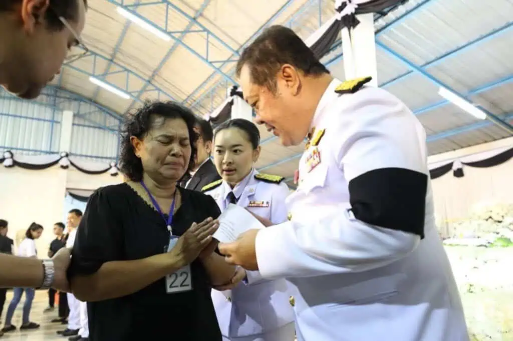 รัฐมนตรีว่าการกระทรวงยุติธรรม ร่วมพิธีสวดอภิธรรมครู และนักเรียนที่เสียชีวิตในเหตุไฟไหม้รถบัส ที่จังหวัดอุทัยธานี